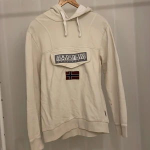 Napapijri - Beige Napapijri hoodie i storlek medium. Den är i utmärkt skick och har inga hål eller andra defekter. 