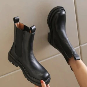 Svarta Boots / stövlar - Svarta låga boots som tyvärr inte kommer till användning för mig längre. Sparsamt använda. Perfekta till höst och vinter.