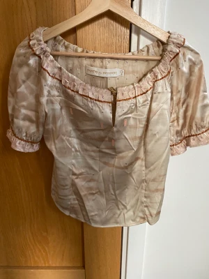 Silkesblus från Munthe plus Simonsen, stl S - Silkesblus från Munthe plus Simonson, Copenhagen, med dragkedja i sidan, mycket fint skick, använd endast ett fåtal gånger, storlek: 38, material: 100% silke