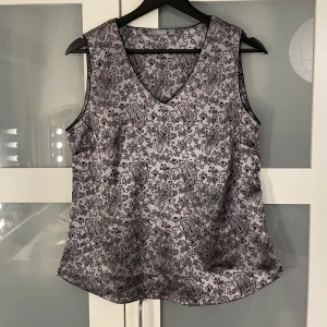 Vintage festtopp - Så snygg vintage festtopp från Lindex!! Sitter snyggt på kroppen och har en invisible dragkedja på sidan för enklare på- och avtagning😍 Passar en M-L 