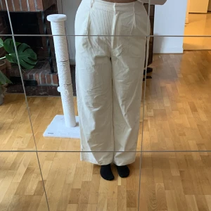 Machesterbyxor  - Kostymbyxor i Manchester! Vida och raka. Endast testad (prislapp kvar). Matchande kavaj i annan annons! 