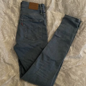 Blåa jeans - ”720 High Rise super skinny” storlek 25. Jätte snygg färg och jätte fin passform. Knappt använda, ser ut som nya!