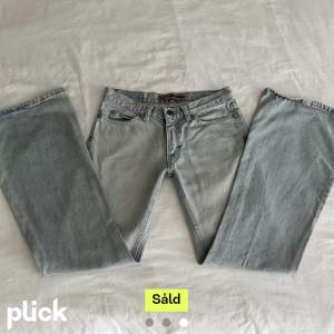 ‼️lånade bilder‼️ säljer dessa jeansen pga att dom va för små. Köpte dom på Plick med säljer nu eftersom att dom inte kommer till användning.