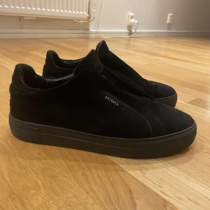 Arigato 360 laceless strl 45  - Säljer mina arigatos då jag har tröttnat på dom. Skorna är i bra skick men såklart några små skavanker. Tveka inte på att ställa frågor!