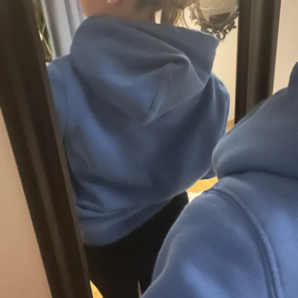 Jätte fin blå hoodie från Tommy holfiger. Är i storleken M men krympte första gången jag tvättade den så passar som S-XS❤️ Orginalpris: 1099kr. Hoodies.