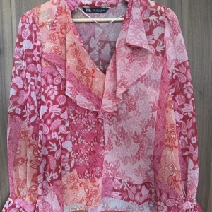 Zara blus - Knappt använt, inga defekter. Skulle säga att den passar bättre på M eftersom att den är större i storleken. Men funkar lika bra på S. 