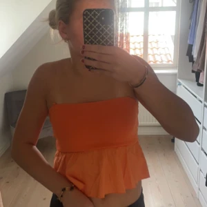 Zara topp - En skit snygg zara topp, som fortfarande har prislappen kvar, man kan välja att ha band eller inte. Den är i väldigt bra skick förutom att det är en lite liten fläck högst upp som säkert går bort i tvätten💕💕