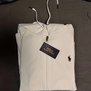 Polo Ralph lauren zip up hoodie - Zip hoodie från Ralph lauren, nyskick. Pris kan diskuteras vid snabb affär 