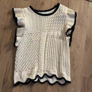 Zara topp - jättesöt stickad topp med volanger vid ärmarna!! från zara, jättefint skick, storlek S💕