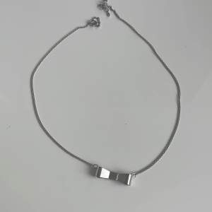 Silver halsband med rosett⭐️, pris kan diskuteras❤️