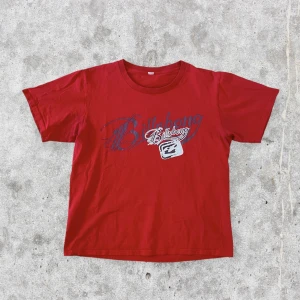 Vintage Billabong t-shirt - En röd fin vintage Billabong tisha. I fint skick. Snygg fit och färg. Mått: längd 61 cm, axlar 44,5 cm, bröstkorg och hemm 52 cm.