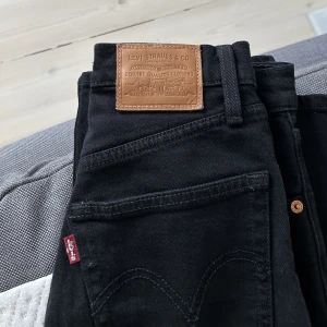 Levi’s ribbcage straight ankle - Säljer mina svarta Levi’s ribbcage straight ankle så de har blivit för små, därför jag inte har någon bild hur de ser ut på. De är i nyskick 