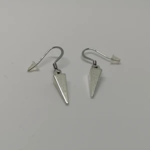 Örhängen ~spetsar~ - Örhängen gjorda/designade av mig. De är nya/oanvända. Krokar i rostfritt stål. (frakt: 15 kr för frimärke) 