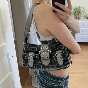 guess väska - lite sliten på bandet💋 använd köp nu
