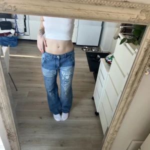 Jeans - Lågmidjade jeans från emmiol! Jeansen är i storlek S, men skulle säga att dem passar på M också, då dem är oversized på mig  som vanligtvis bär S/M. Jag är 176cm lång och byxorna går precis över mina fötter. Kontakta mig för frågor!💐💕