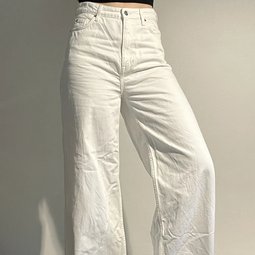 Baggy jeans med vida ben✨ Knappt använd. Super fint skick! ⭐️ Modellen är 169cm lång.. Jeans & Byxor.