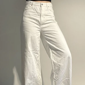 Jeans - Baggy jeans med vida ben✨ Knappt använd. Super fint skick! ⭐️ Modellen är 169cm lång.