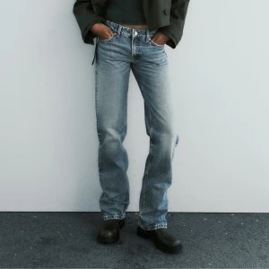 LÅGMIDJADE JEANS - Lågmidjade jeans från zara som är superlånga, använda 1 gång, helt slutsålda, storlek 38