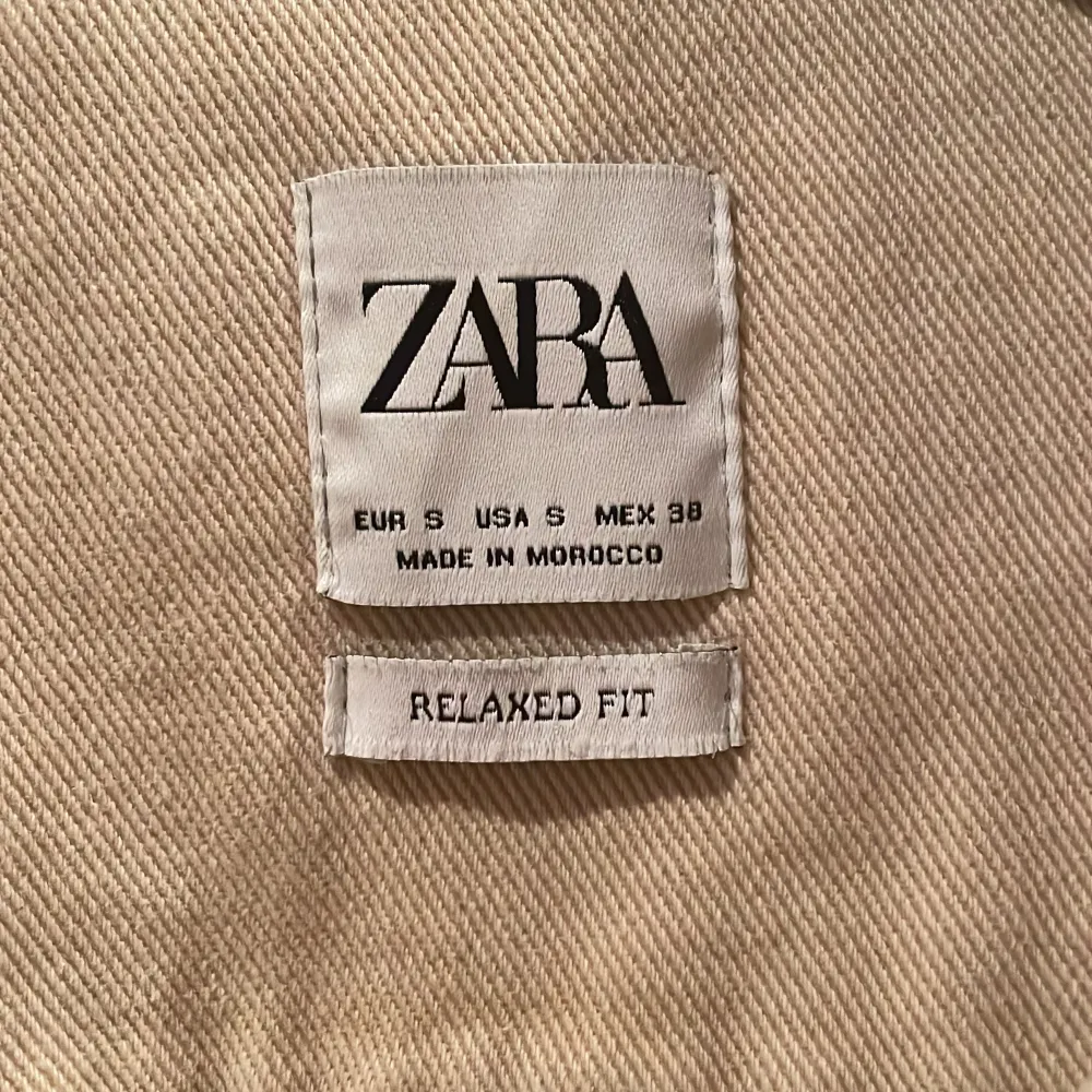 Jättefin beige skjortjacka str S ifrån Zara, använd ca 2 gånger så i nyskick.. Skjortor.