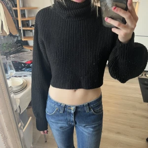 Stickad tröja - Svart stickad ”mag” tröja från Nelly. Tröjan är i storlek S men jag skulle säga att den passar på S-M beroende på hur man vill att den ska sitta. Tröjan är i nytt skick då den tyvärr inte har kommit till användning hos mig. Kontakta mig för frågor💕!