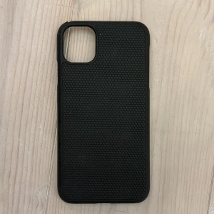 iPhone 11/XR mobilskal - Fint mattsvart basic magnetiskt skal från Ideal of Sweden. Säljer pga ny mobil. Den har gått sönder lite i ena hörnet, därav priset. Dessa skal kommer med plånboksfodralen som brukar kosta 399 kr så de kan inte köpas separat (tror jag)🥰