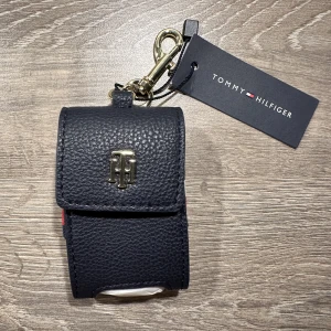 Bilnyckel hållare  - Tommy Hilfiger Key Chain Holder/key chain Case. Passar bilnycklar, t.ex. Volvo, Polestar/ fyrkantiga nycklar. Fick denna i present av kusin, inköpt i LA, finns ej på svensk mark. Passar min Polestar-nyckel men jag har LV nyckelring så denna säljes vidare.