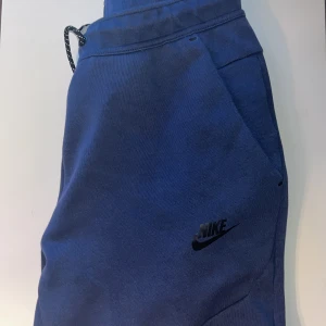 Nike midnight/navy tech fleece - Säljer dessa tech fleece byxor i strlk S då de är för små. Dem har knappt kommit till användning och är därför i mycket bra skick!