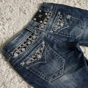 Miss Me jeans  - Lågmidjad och bootcut modell med coola detaljer bak och fram. ❤️ Innerben: 85cm, midja rakt över: 38cm. Jag är 165cm, kan fixa fler mått. 🫶 Har någon defekt,  kom privat för bild. 🥰 Håll koll på min profil, lägger för det mesta upp vintage jeans! 😍
