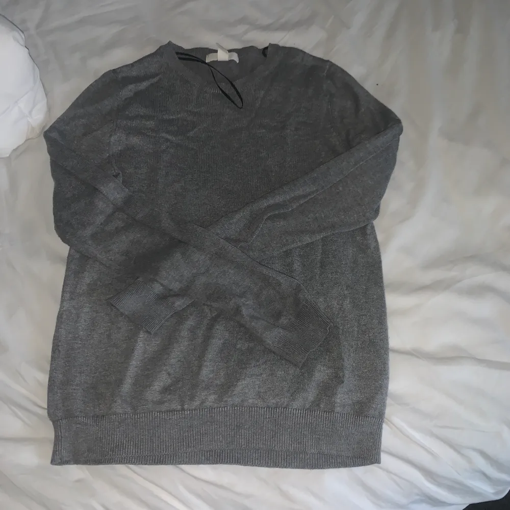 En vanlig tunn stickad tröja från HM som är jätte fin, säljer pågrund av att den ej kommer till använding. Tröjor & Koftor.