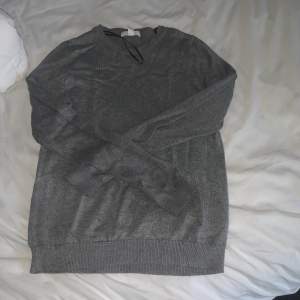 En vanlig tunn stickad tröja från HM som är jätte fin, säljer pågrund av att den ej kommer till använding