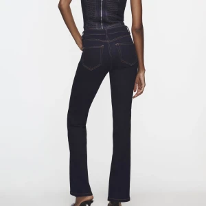 Mörkblåa jeans - Säljer dessa superfina mörkblåa bootcutjeansen. Helt oanvända med alla lappar kvar. De är mer lågmidjade än de ser ut att vara på bilden 💕 Skriv privat vid frågor eller funderingar