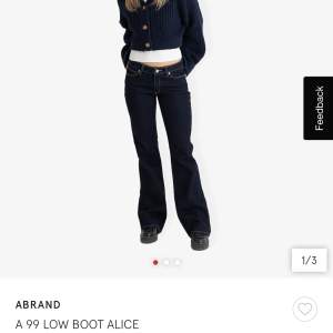 Lågmidjade abrand bootcut jeans som använts fåtal gånger och är i nyskick. 