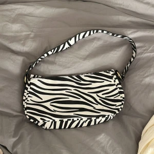 Väska  - En väska som jag aldrig använder men den är i super bra skick 