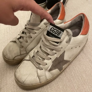 Golden goose - Säljer ett par välanvända golden goose i befintligt skick. Har gått hål under båda sulorna.