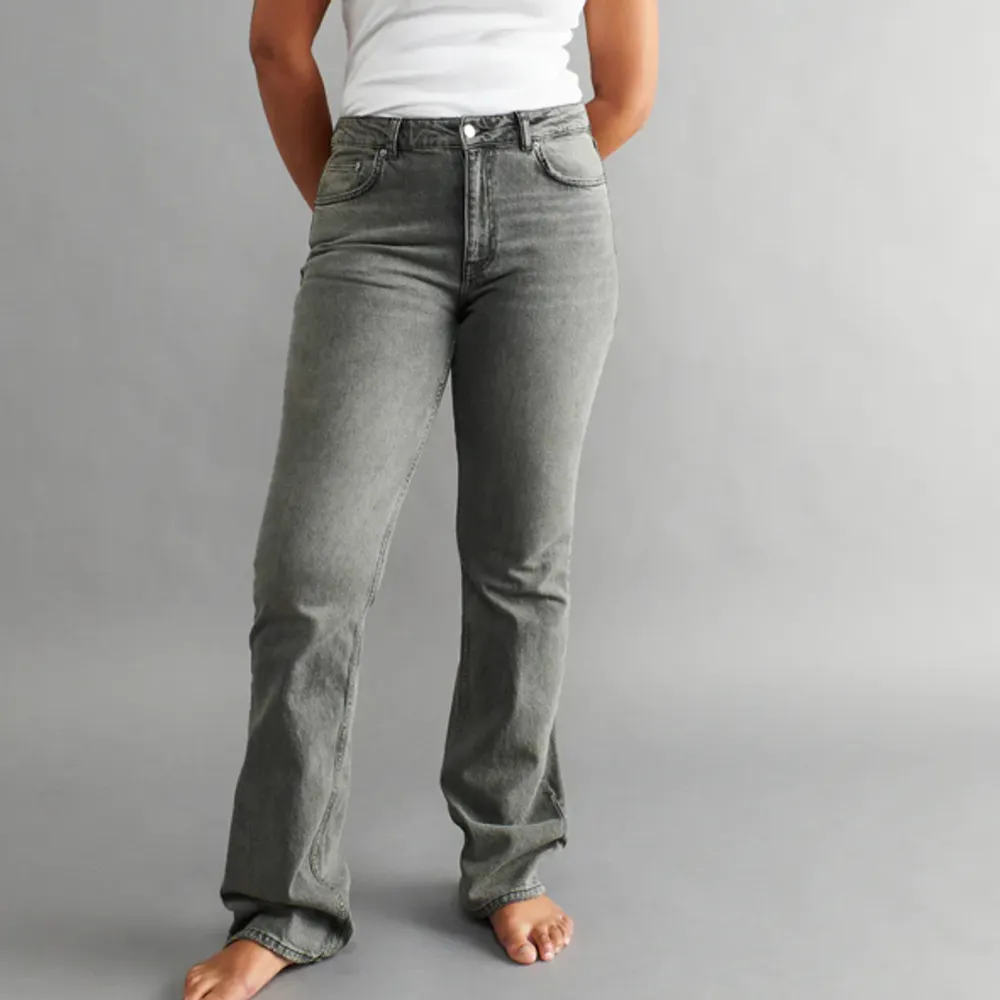 Säljer dessa snygga Bootcut jeans från Gina tricot. De är grå och har använts mycket men har inga slitager. De är i storlek 34.💗. Jeans & Byxor.