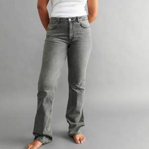 Säljer dessa snygga Bootcut jeans från Gina tricot. De är grå och har använts mycket men har inga slitager. De är i storlek 34.💗