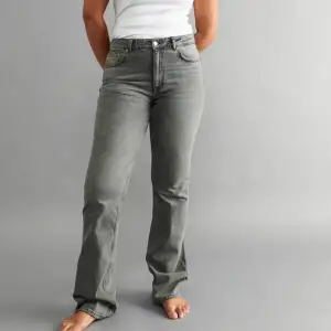 Säljer dessa snygga Bootcut jeans från Gina tricot. De är grå och har använts mycket men har inga slitager. De är i storlek 34.💗