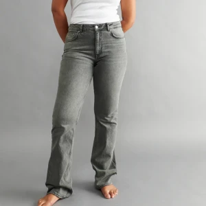 Boot cut jeans - Säljer dessa snygga Bootcut jeans från Gina tricot. De är grå och har använts mycket men har inga slitager. De är i storlek 34.💗
