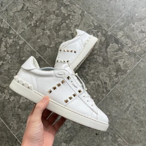 Valentino ”open” sneaker - Säljer dessa valentino ”open” sneaker.  Storlek: 44 Skick: 8/10, använda men fortfarande extremt fina. Pris: 2099kr