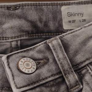 Snygga jeans i 80-tals i fin grå melerad färg. Väldigt mycket stretch. W27 L28 (storlek 36/38)