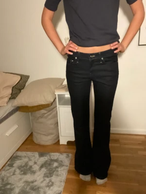 Lowwaist Lee jeans!  - Helt nya utan prislapp. De är mörkblå! Storleken är w30 l33