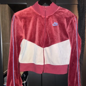 NIKE TRÖJA - Jätte fint skick har inte använt mycket.  