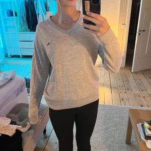 Finstickad tröja  - Stickad tröja från Lacoste, knappt använd. ❤️