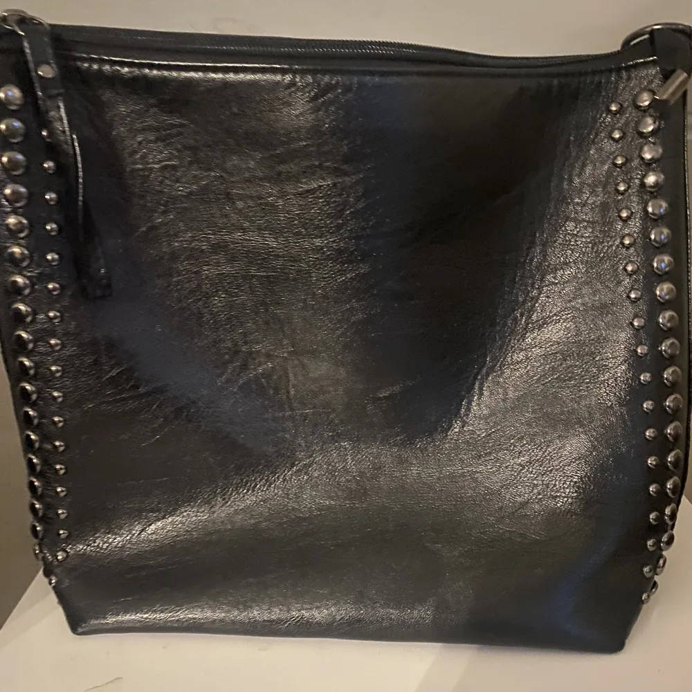En svart väska med fina detaljer som är jättesnygg från SHEIN🤯. Väskor.