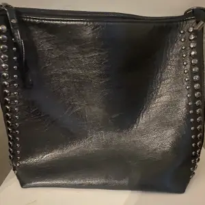 En svart väska med fina detaljer som är jättesnygg från SHEIN🤯