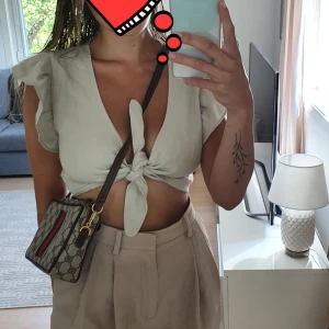 Linne topp - Hej! Säljer denna söta topp från NA-KD använd 2 gånger. Den går att knyta hur man vill.🌷🌷🌷