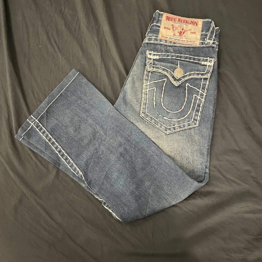 Snygga true religion jeans som är köpte secondhand, lite stygn som har låtsnat. Storlek i w28: innerben: 70cm. Midja rakt över: 37cm. Hör av dig vid frågor . Jeans & Byxor.