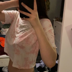 Magtröja - Rosa/vit magtröja med ariana grande tryck! Luftigt material och perfekt till er Arinators där ute! 
