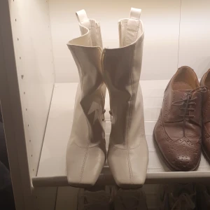 Klackskor från zara  - Hej! Säljer dessa as snygga klackskor från Zara. Använda endast ett fåtal gånger. Ordpris 500kr