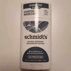 Schmidt's Natural Deodorant  - en prisbelönt deodorant som både är effektiv och 100% naturlig. Denna deo innehåller endast ingredienser av växt%mineralursprung och är veganskt certifierad. Fett- och klibbfri formula behöver du endast en liten mängd vid applicering. Pris 100kr 